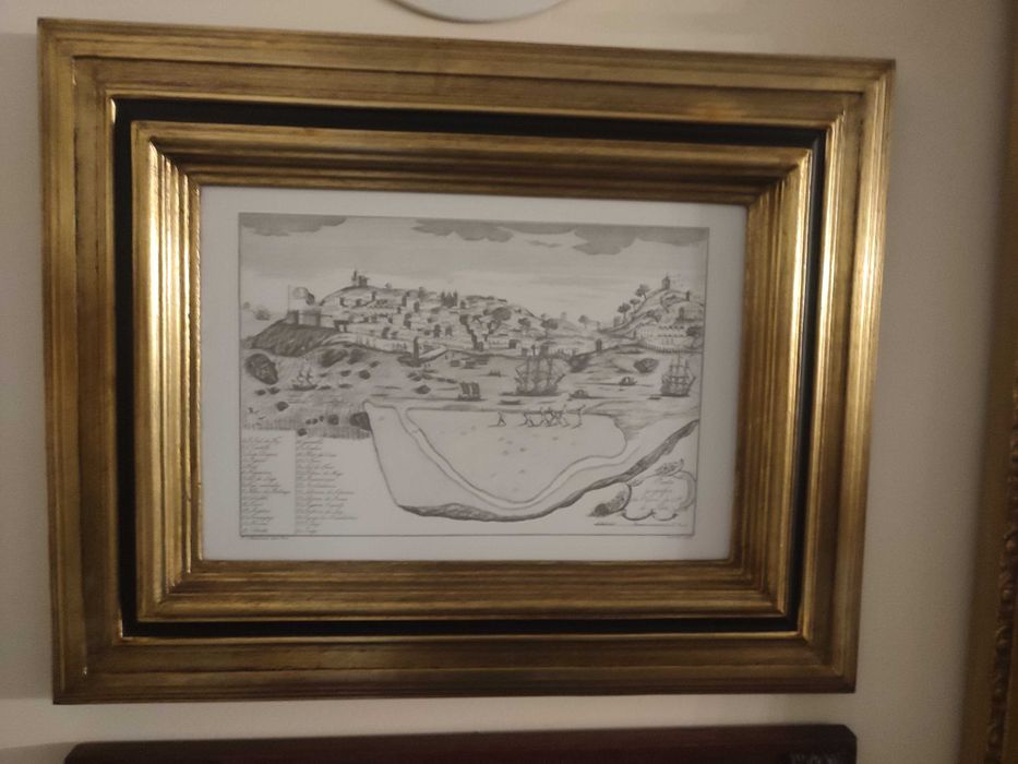Quadro com gravura preto e branco moldura dourada