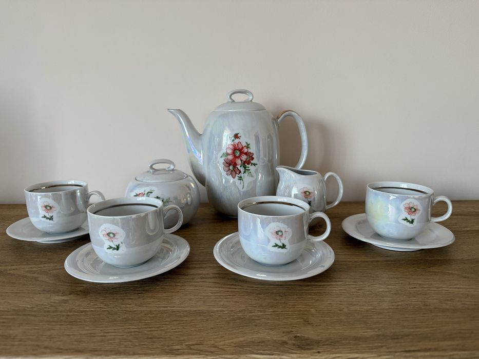 Serwis kawowy Wałbrzych – porcelana PRL, perłowy połysk, 11 elementów