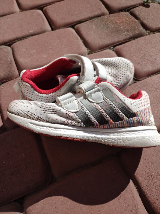 Buty adidasy z materiału zapinane na rzepy , bardzo wygodne