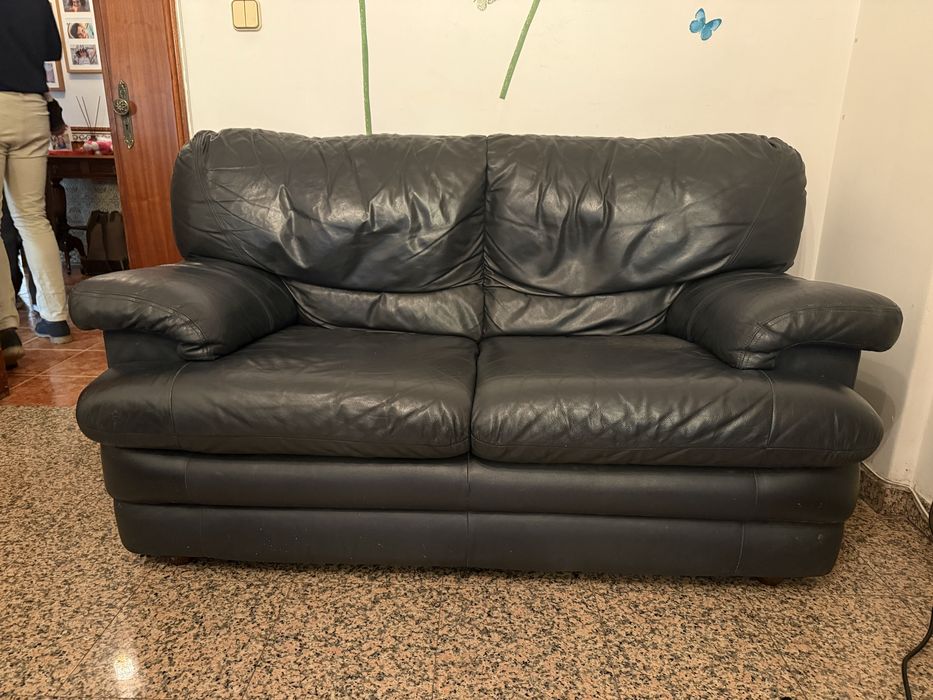 Conjunto de sofás em couro azul escuro