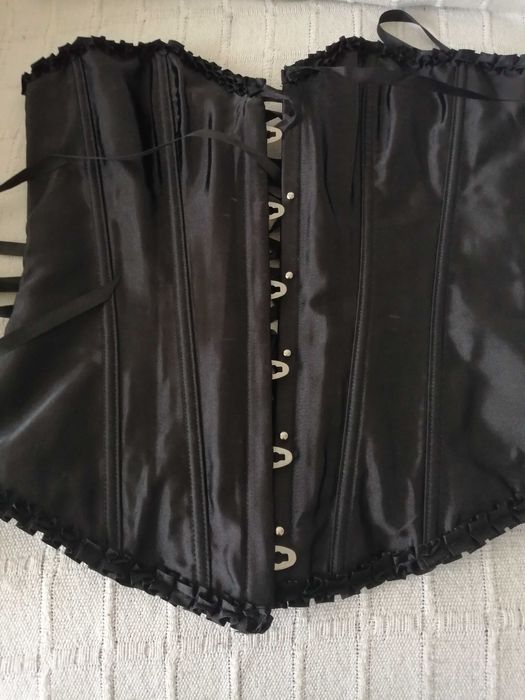 Corpete preto cetim, cintado com varas. Portes grátis.