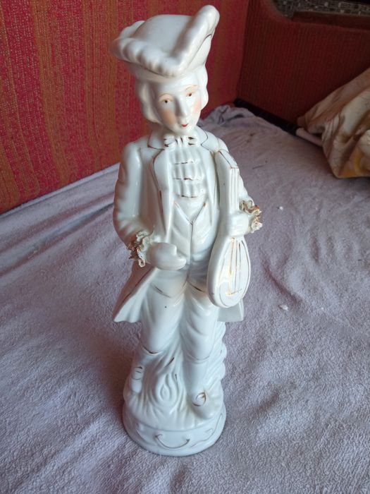 Фарфоровая статуэтка