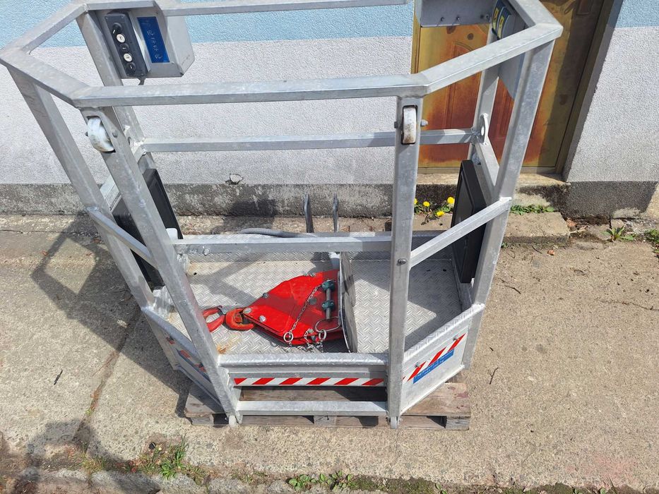 Dźwig dekarski, cieselski Bocker AHK30/1600