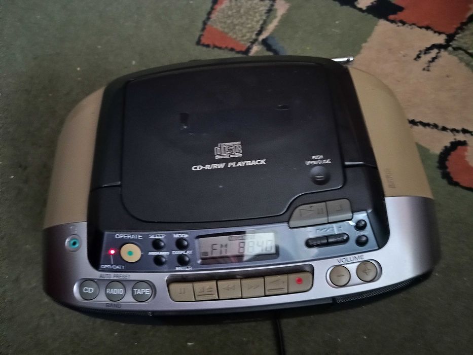 radioodtwarzacz Sony CFD-S01   odtwarzaczem CD magnetofonem kasetowym.