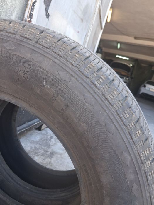 Pneus 235/70R16 mistos quase novos