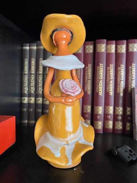 Boneca decorativa ceramica vitrificada