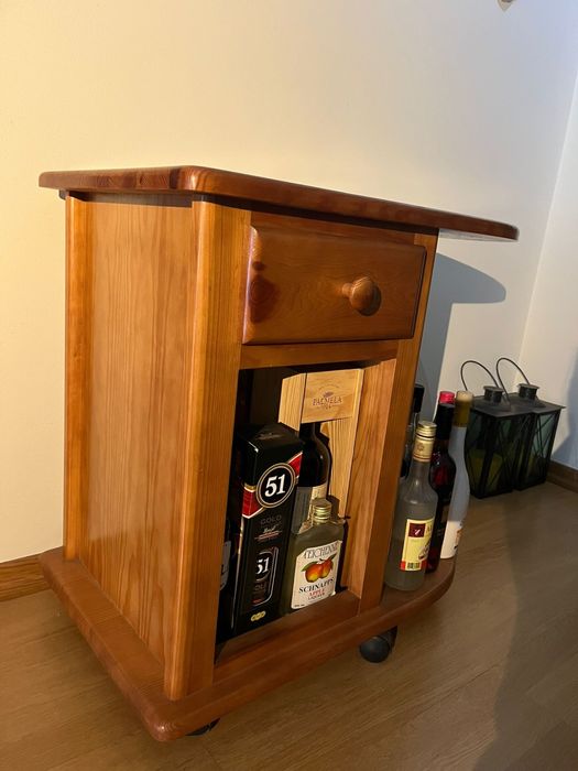 Bar de madeira maciça com arrumação.