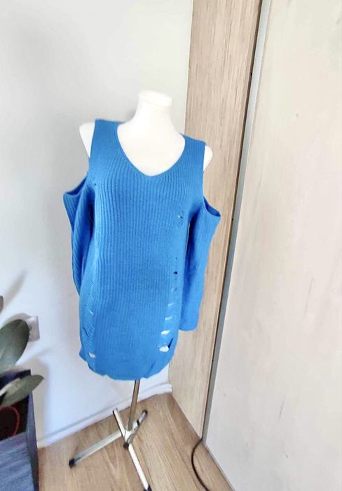 Sweter niebieski z dziurami dekolt rozmiar uniweresalny
