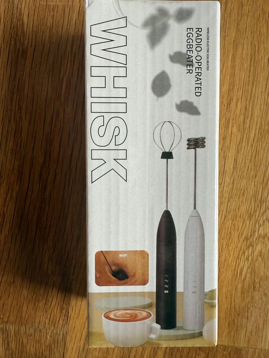 Pequeniasima batedeira pra cafe com creme pi claras