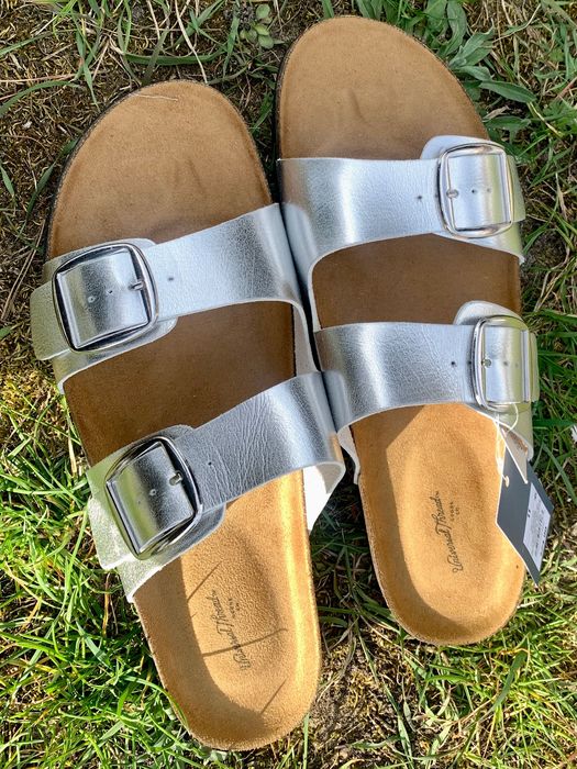 Шкіряні зручні шльопанці.