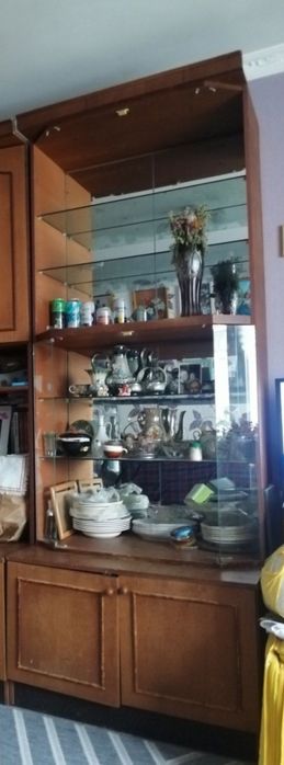 Сервант зі скляними полицями