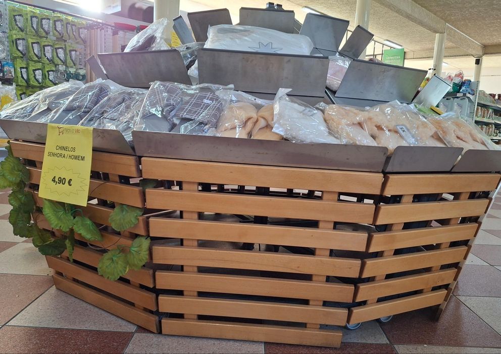 Expositor Inox com acabamentos em madeira