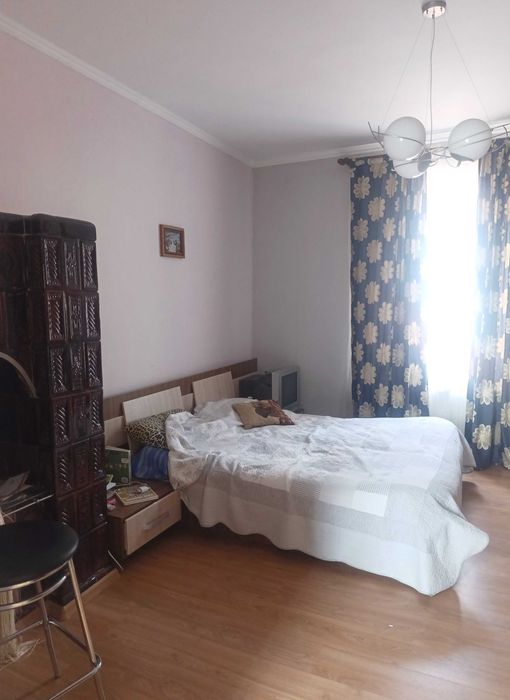 Будинок в центрі селища Солотвин під бізнес