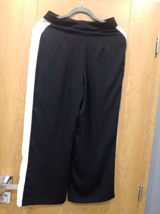 Fajne spodnie z szeroką nogawka New Look rozm S