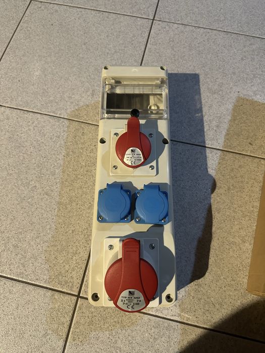 Rodzielnia Pawbol 4 miejsca  na zabezpieczenie. 2x240V, gn. 16A5P i 32A5P.