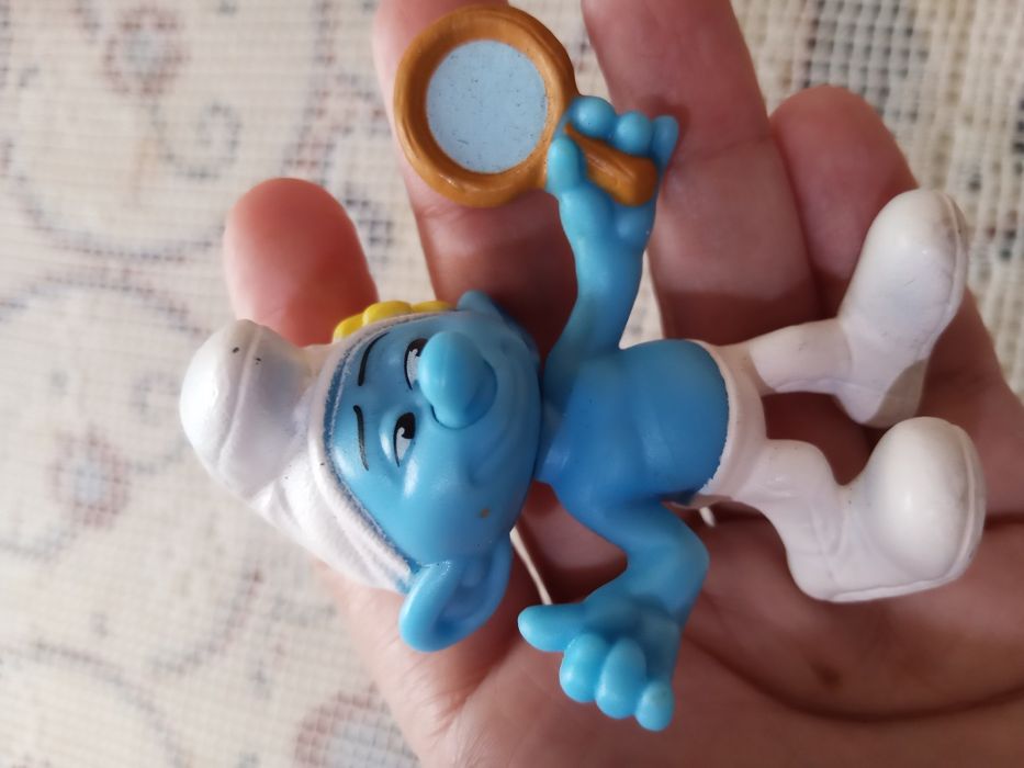 Figura Smurf Vaidade, com espelho na mão
