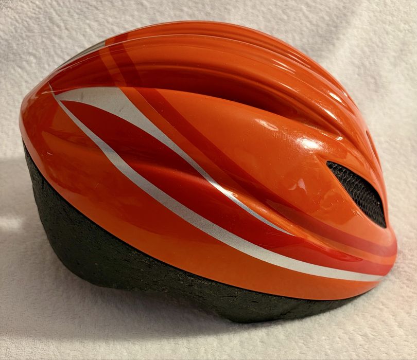 Kask (rowerowy, na hulajnogę, na rolki, na deskorolkę)