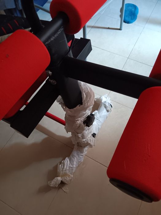 Banco de abdominais curvo