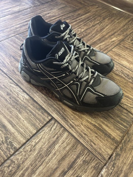 Кросівки Asics.