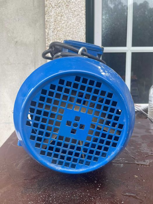 Motor elétrico trifásico