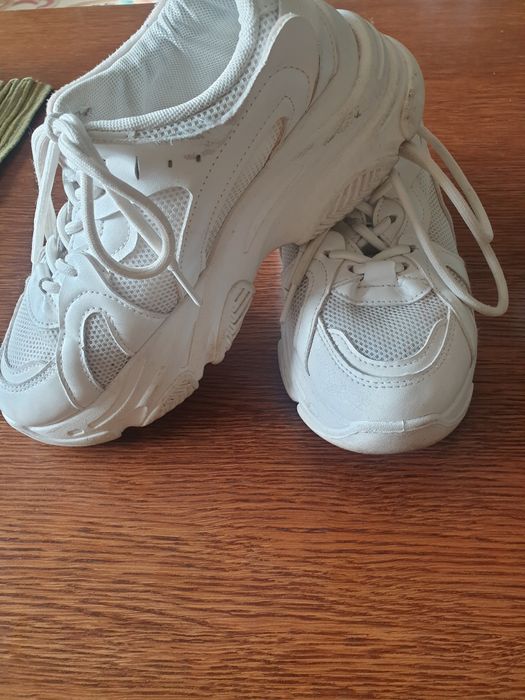 Adidasy na koturnie platformie