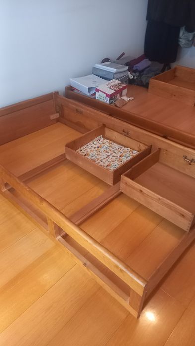 Cama de solteiro  em pinho tratado com muito boa qualidade