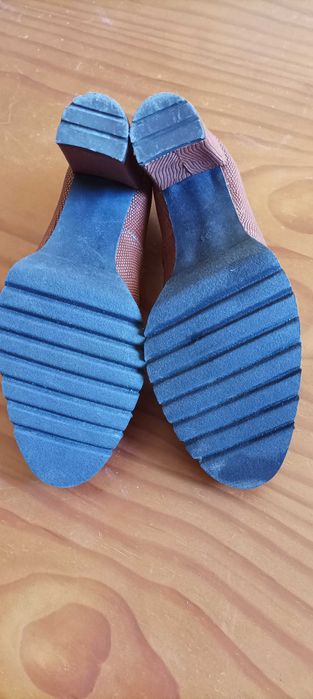 Sapatos castanhos mel com sola compensada