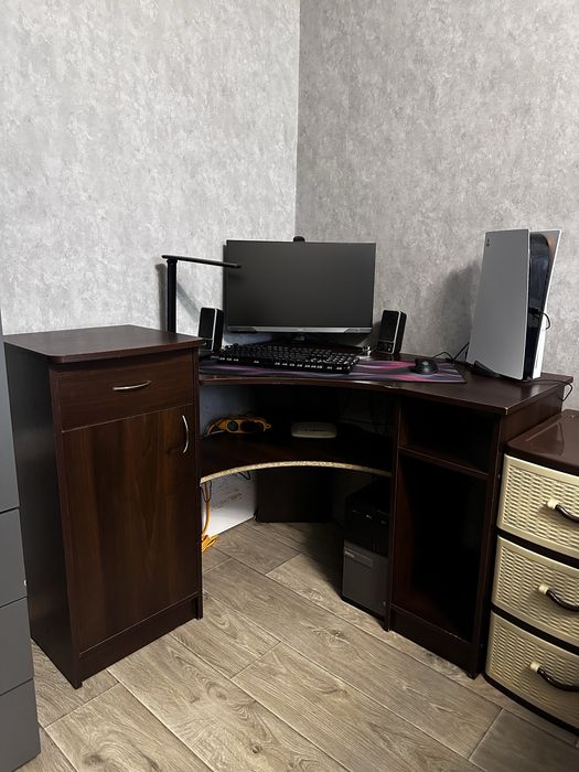 Угловой компьютерный стол