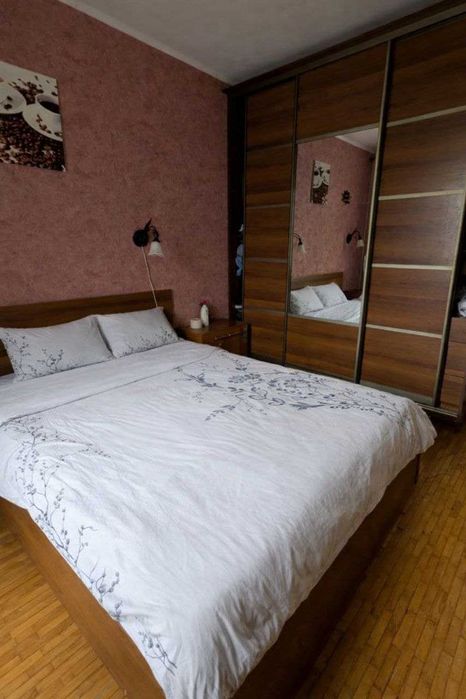 Продається 4-ох кімнатна квартира по вулиці Хоткевича