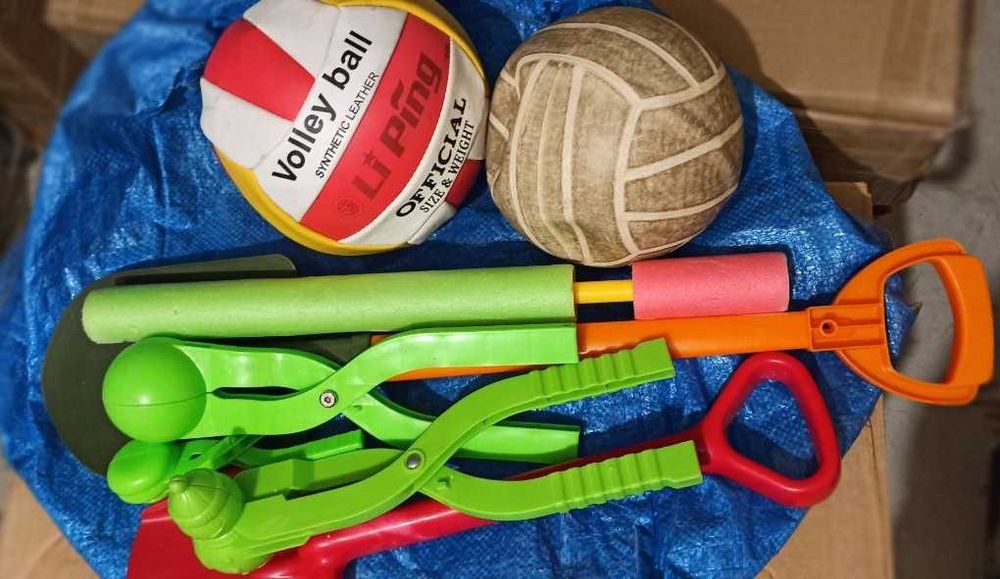 Дитячий набір для активних ігор: лопатки, м’ячі, сніголіпи