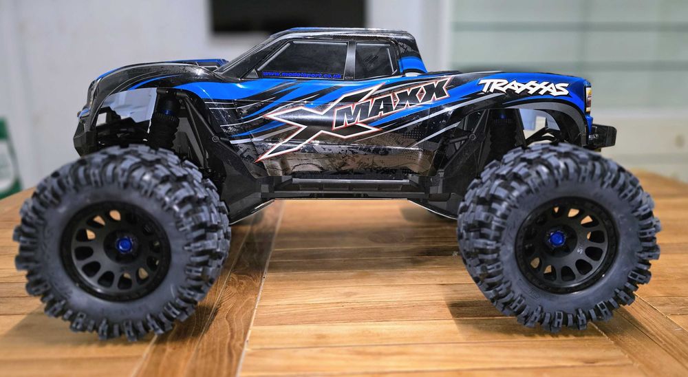 Traxxas X-MAXX 8S- Hobbywing e extras- Como novo