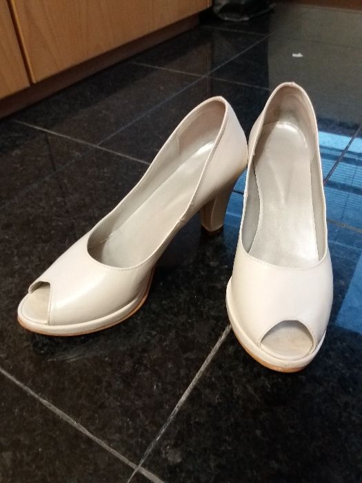 Sapatos 38, branco creme, tacão alto - casamento.