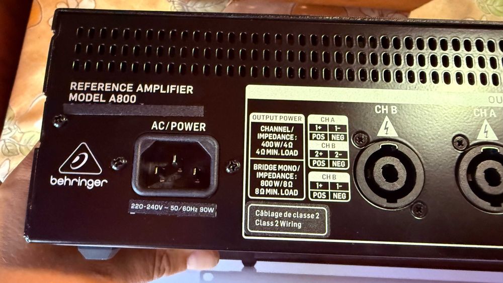 Amplificador Behringer A800