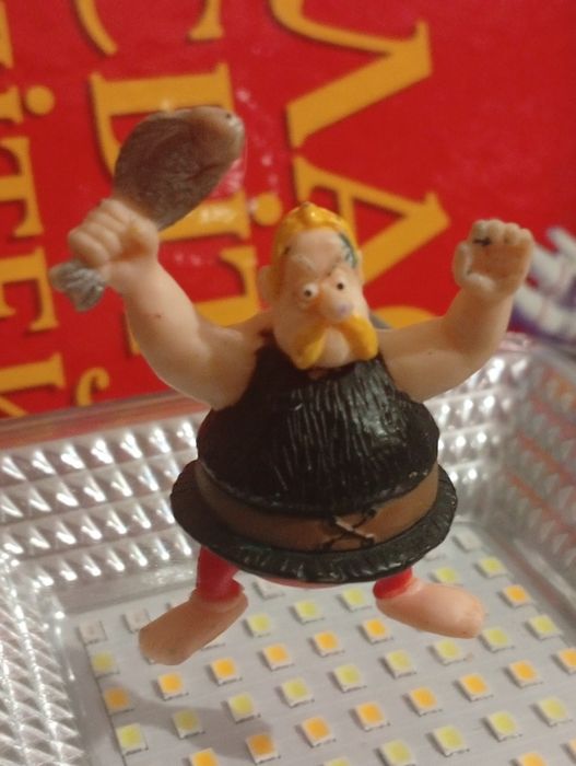 Кіндер фігурки Астерікса та Обелікса, випущені за ліцензією  2013