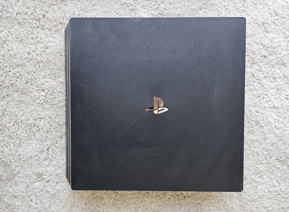 PlayStation 4 Pro + 2 Comandos + 4 Jogos