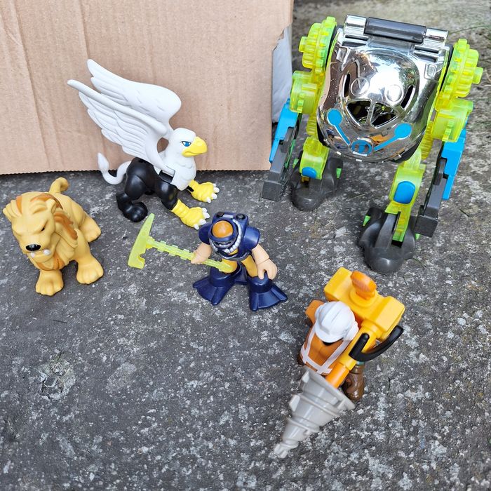 Fisher Price do zamku ludziki ,smoki,robot