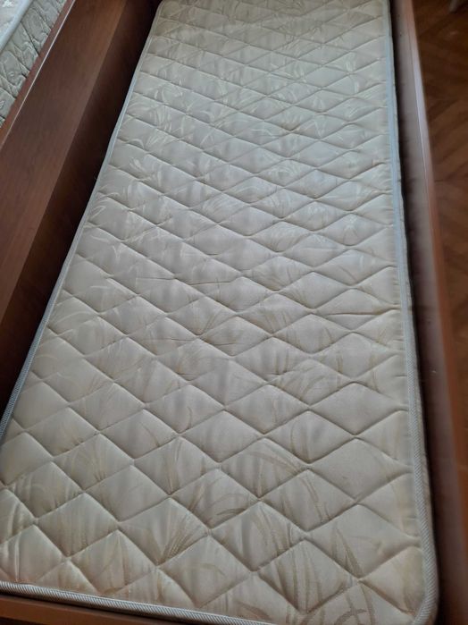 Cama dupla com armários.