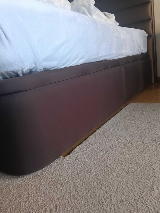 Cama sumie, com bastante arrumação.