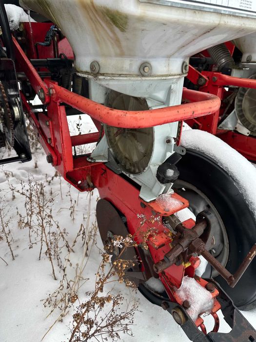 Продається сівалка пневматична Massey Ferguson 555 6