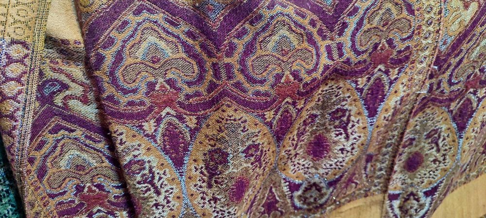 Женская шаль с бахромой