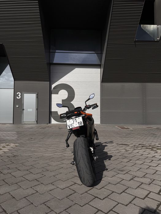KTM Duke 790.