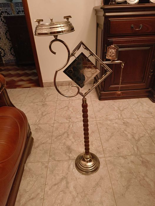 Cinzeiro de pé para sala usado