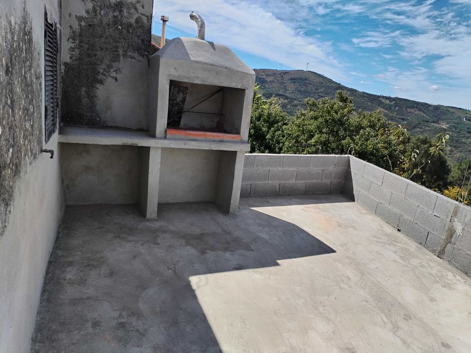 Casa bem cituada vista original com varanda e churrasqueira s