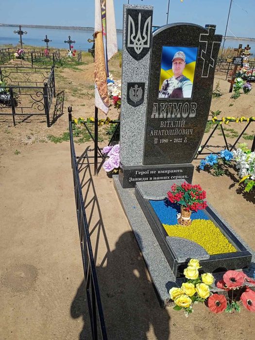 Пам'ятники Воєнним, ограды, комплексы .