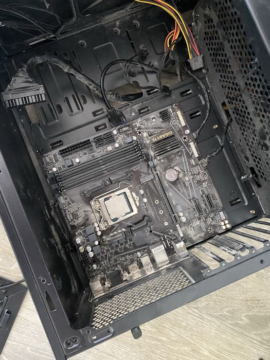 Матерінка GIGABYTE