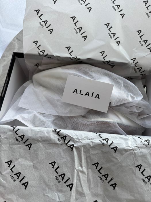 Białe szpilki Alaïa