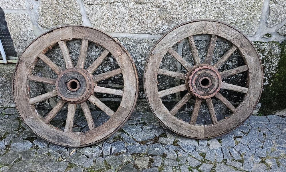 Rodas de madeira, em bom estado
