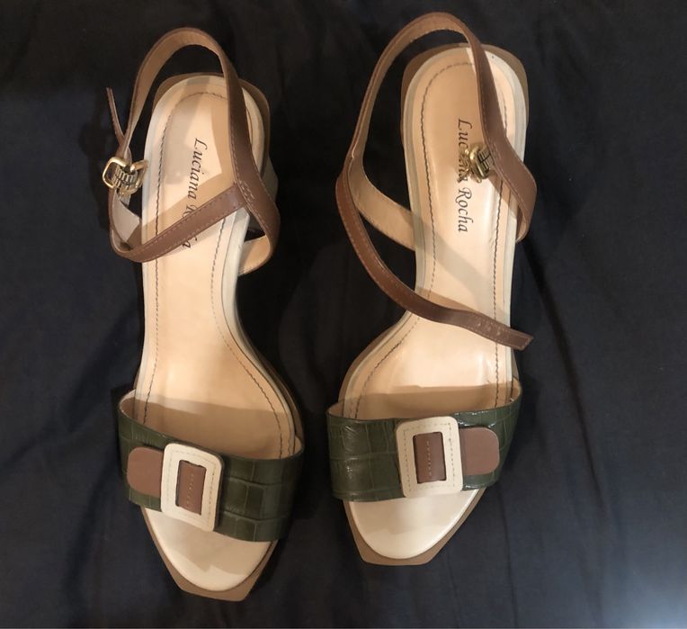 Sandalias novas , de couro com salto