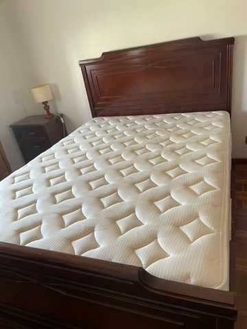 Cama de casal em madeira com colchão