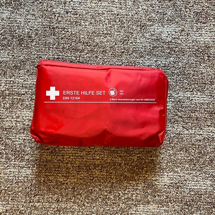 Продам крюк буксировочный BMW,VAG,аптечки, аварийные знаки ..